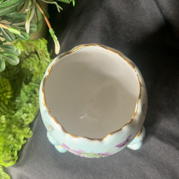 Beautiful hand painted “cracked egg” footed vase with violets - Picture 3 of 7